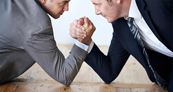 Interní zaměstnanec vs. externí tým: Která volba je pro vaši firmu výhodnější?